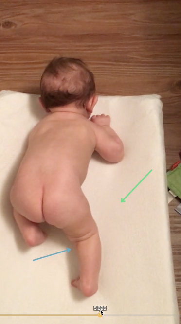 Bebé aprendiendo a caminar descalzo — patrón natural de movimiento